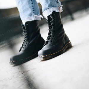 Dr. Martens 1490 10-Eyelet Boot Virginia Nappa Leather